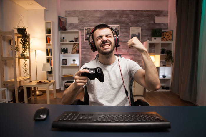 ¿Cuáles son algunos de los riesgos asociados con la inversión en clubes de esports?
